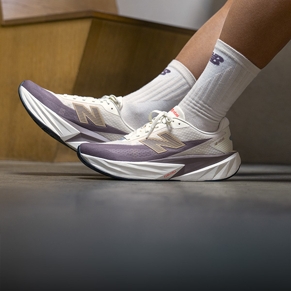 New Balance FuelCell Rebel v5Le scarpe che ti guidano oltre la performance