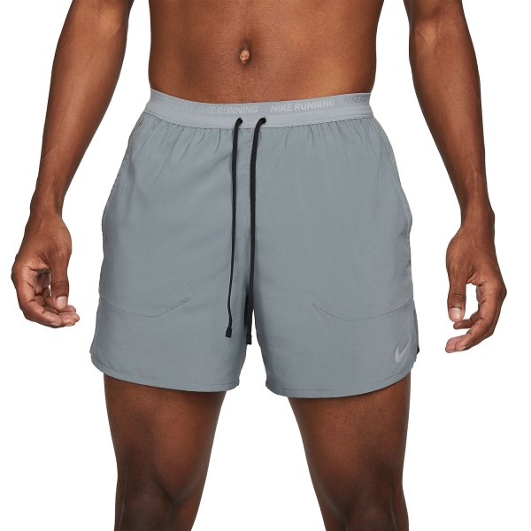 Pantalone cortos Running Hombre Nike DriFIT Stride 5in Shorts  Smoke Grey/Black/Reflective Silver DM4755084